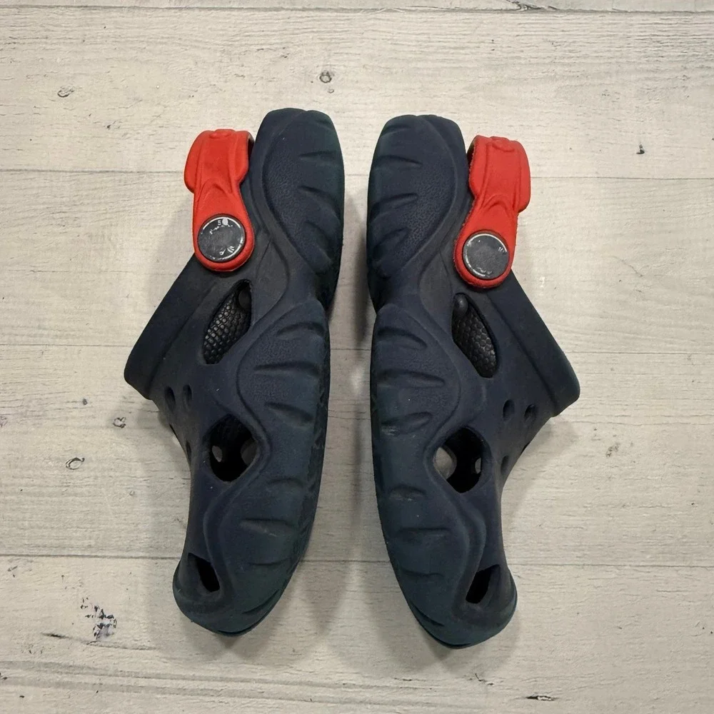 Crocs kids navy blue and red clogs little‎ kids size 10